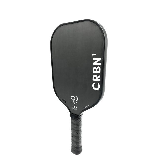 CRBN-1 Carbon Fiber Paddle von CRBN Pickleball in der Farbvariante weiß mit weissem Logo-Design auf der schwarzen Paddlefläche