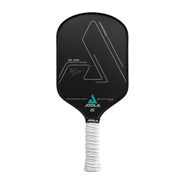 Ben Johns Hyperion CFS 16 Swift Graphite Pickleball Paddle von JOOLA mit einzigartiger Carbon Abrasion Surface, JOOLA Logo Outline Design und Ben Johns' Unterschrift auf der Schlagfläche.