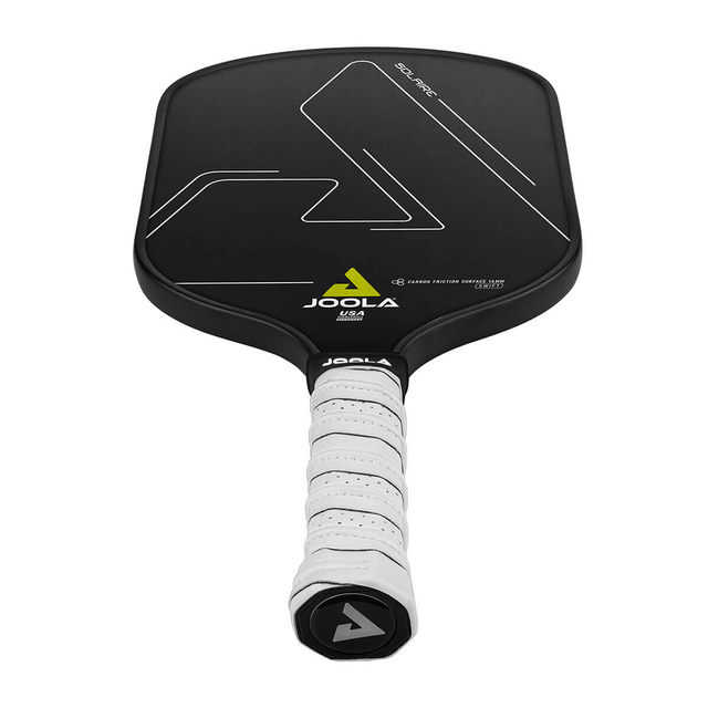 Das JOOLA Solaire CFS 14 Swift Composite Paddle ist in schwarzer Farbe erhältlich, mit langlebiger Carbon-Flex5 strukturierter Oberfläche und dem JOOLA Markenlogo auf der Schlagfläche.