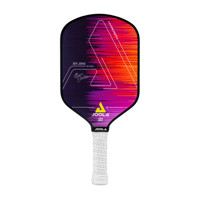 Das Ben Johns Hyperion CAS 13.5 Graphite Pickleball Paddle von JOOLA hat eine Carbon Abrasion Oberfläche, die ein abstraktes Design in einer rosa, lila und orange Farbkombination aufweist und das JOOLA Logo prominent auf der Schlagfläche.