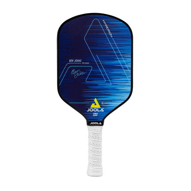 Das Ben Johns Hyperion CAS 16 Graphite Paddle von JOOLA hat eine Carbon Abrasion Oberfläche, die ein abstraktes Design in Blautönen und das JOOLA Logo auf der Vorderseite des Paddles zeigt.
