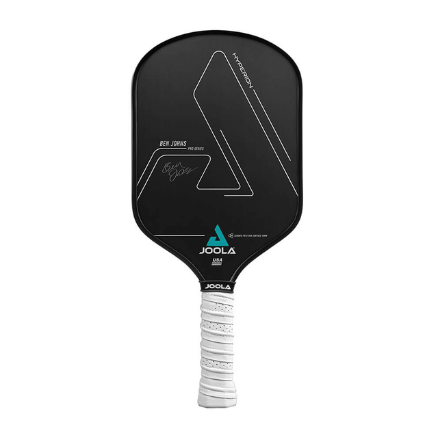 Ben Johns Hyperion CFS 16 Graphite Pickleball Paddle von JOOLA mit einzigartiger Carbon Abrasion Surface, JOOLA Logo Outline Design und Ben Johns' Unterschrift auf der Schlagfläche.