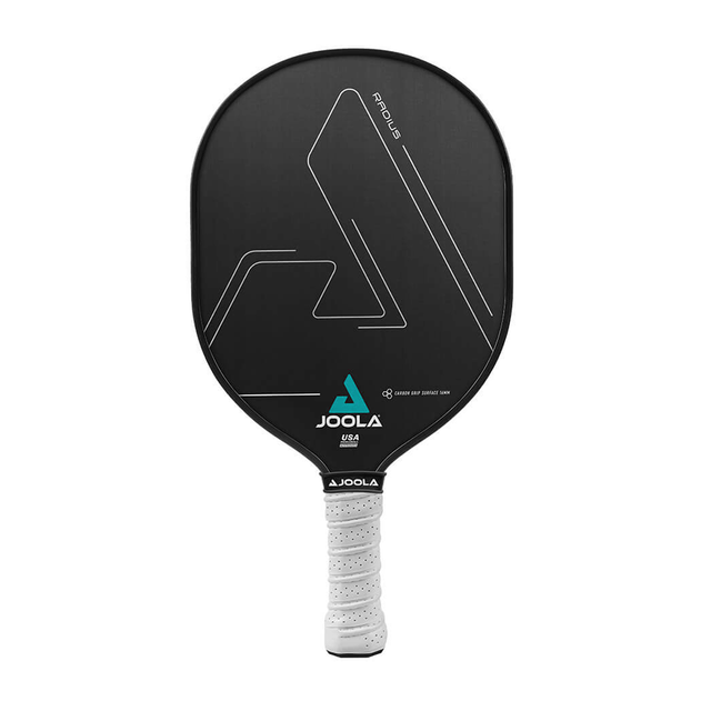 Das Radius CGS 16 Graphite Paddle von JOOLA hat eine vom Tischtennis inspirierte Form und ist in Schwarz mit einer langlebigen Carbon-Flex5-Oberfläche erhältlich, die das JOOLA-Markenlogo prominent auf der Schlagfläche trägt.