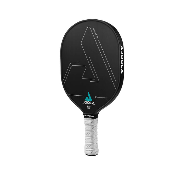 Das Radius CGS 16 Graphite Paddle von JOOLA hat eine vom Tischtennis inspirierte Form und ist in Schwarz mit einer langlebigen Carbon-Flex5-Oberfläche erhältlich, die das JOOLA-Markenlogo prominent auf der Schlagfläche trägt.