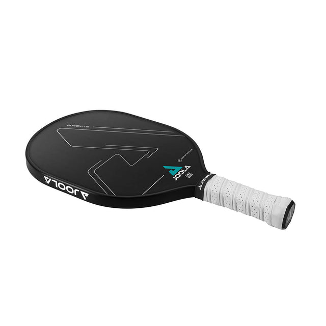 Das Radius CGS 16 Graphite Paddle von JOOLA hat eine vom Tischtennis inspirierte Form und ist in Schwarz mit einer langlebigen Carbon-Flex5-Oberfläche erhältlich, die das JOOLA-Markenlogo prominent auf der Schlagfläche trägt.