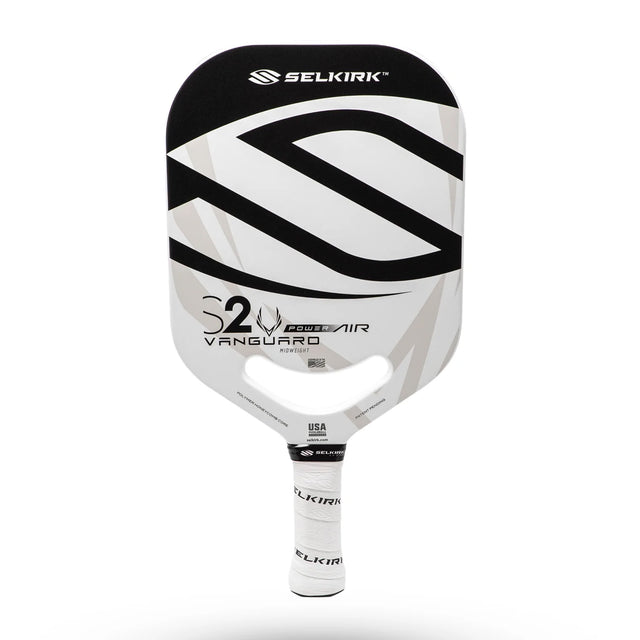 Das Selkirk VANGUARD Power Air S2 Paddle ist in weisser, roter oder schwarzer Akzentfarbe und einem Gewicht erhältlich. Merkmale Air Dynamic Throat und Selkirk Logo und Modellnamen über die Paddlefläche.